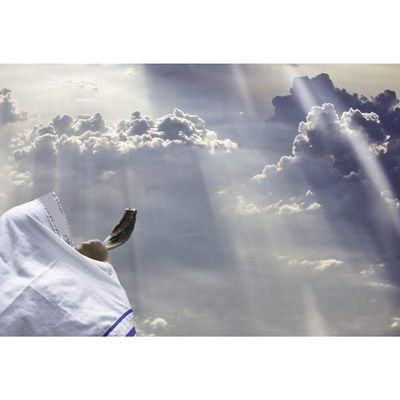 CSFOTO 5x3ft Happy Rosh Hashanah Backdrop Jewish New Year Party Background for Photography Feast of Trumpets Celebration Decor Blowing Shofar Sunshine Cloudy Jewish Holiday Photos Polyester Wallpaper