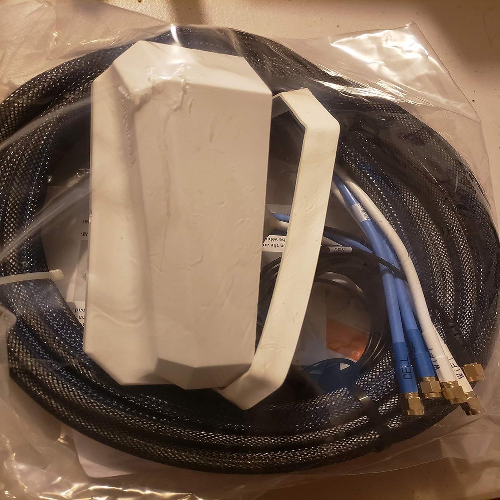 Airgain ULTRAMAX 5 in 1 Two Cellular/PCS/LTE Two WiFi & GPS - Threaded Bolt - White - 15ft - AP-CCWWG-Q-S22222-RP34-BL-15