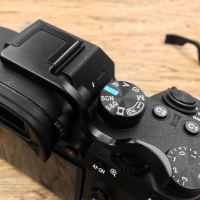 YYOYY Thumbs Up Grip - Aluminum Alloy Finger - Hot Shoe Thumb Grip Handle Holder - Ergonomic Design - for A7R4 Camera Accessory(Black)