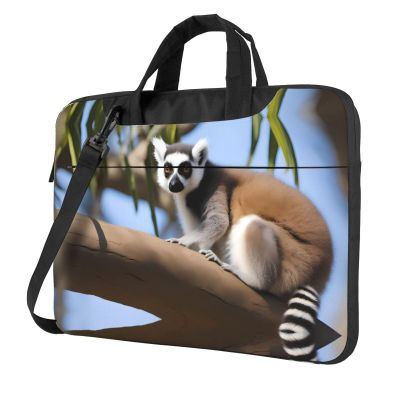 YYHWHJDE Ringtailed Lemur pattern Fashionable and ultra-thin shoulder laptop bag 13 inch Shockproof soft lining