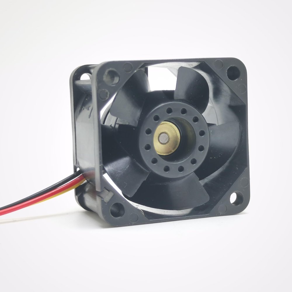109P0424F3D043 11.3cfm 40x40x28mm 4cm DC24V 0.055A 3-Wire Server Cooling Fan