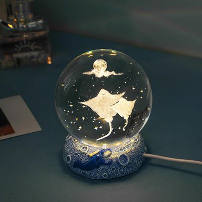 Crystal Ball Night Light 3D Whale Dolphin Sea Animals Figurine Inner Carved Crystal Ball Table Lamp USB LED Night Light Crystal Ball Ornaments Birthday Christmas Gift for Kids Girls Boys (DIA 6cm)