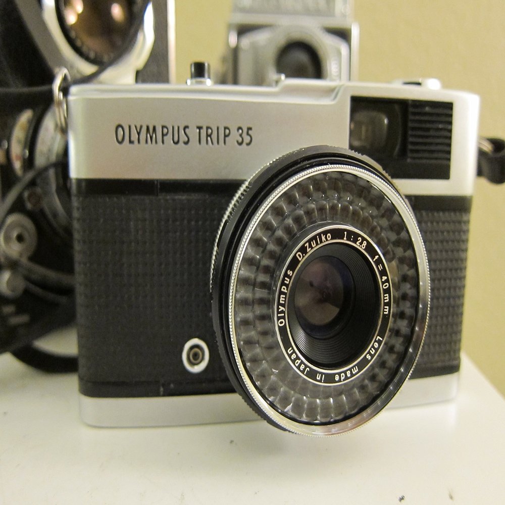 OLYMPUS Trip 35mm Film Point & Shoot Camera Half Frame (Renewed)