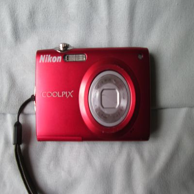 Nikon Coolpix S205 Digital Camera 12MP 4x Zoom (Red) (Renewed)
