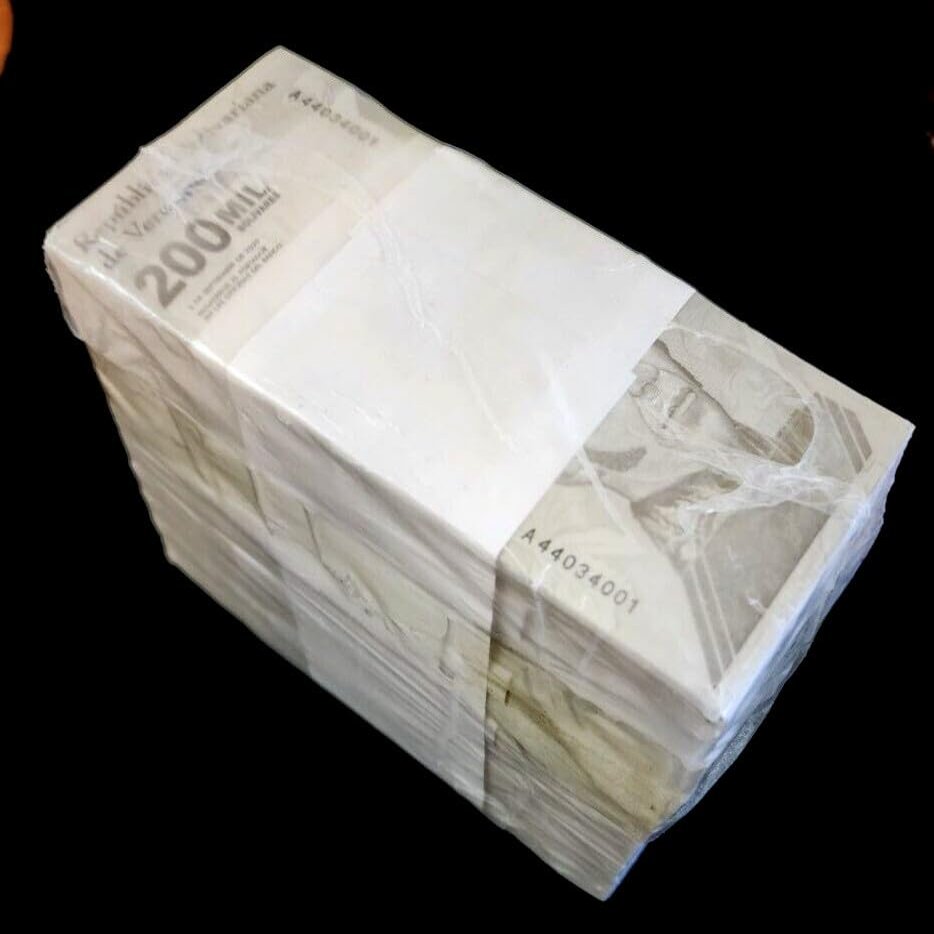 1000 pcs x Venezuela 200,000 Bolivares banknotes- Uncirculated Currency Brick