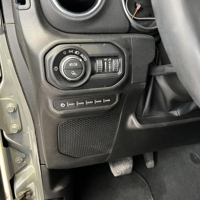 Voswitch JL500 Switch Panel Power Distribution System for Jeep Wrangler JL (2018+) & Gladiator JT (2020+) Factory Look & Clean Design, Plug & Play Installation, Waterproof Power Module
